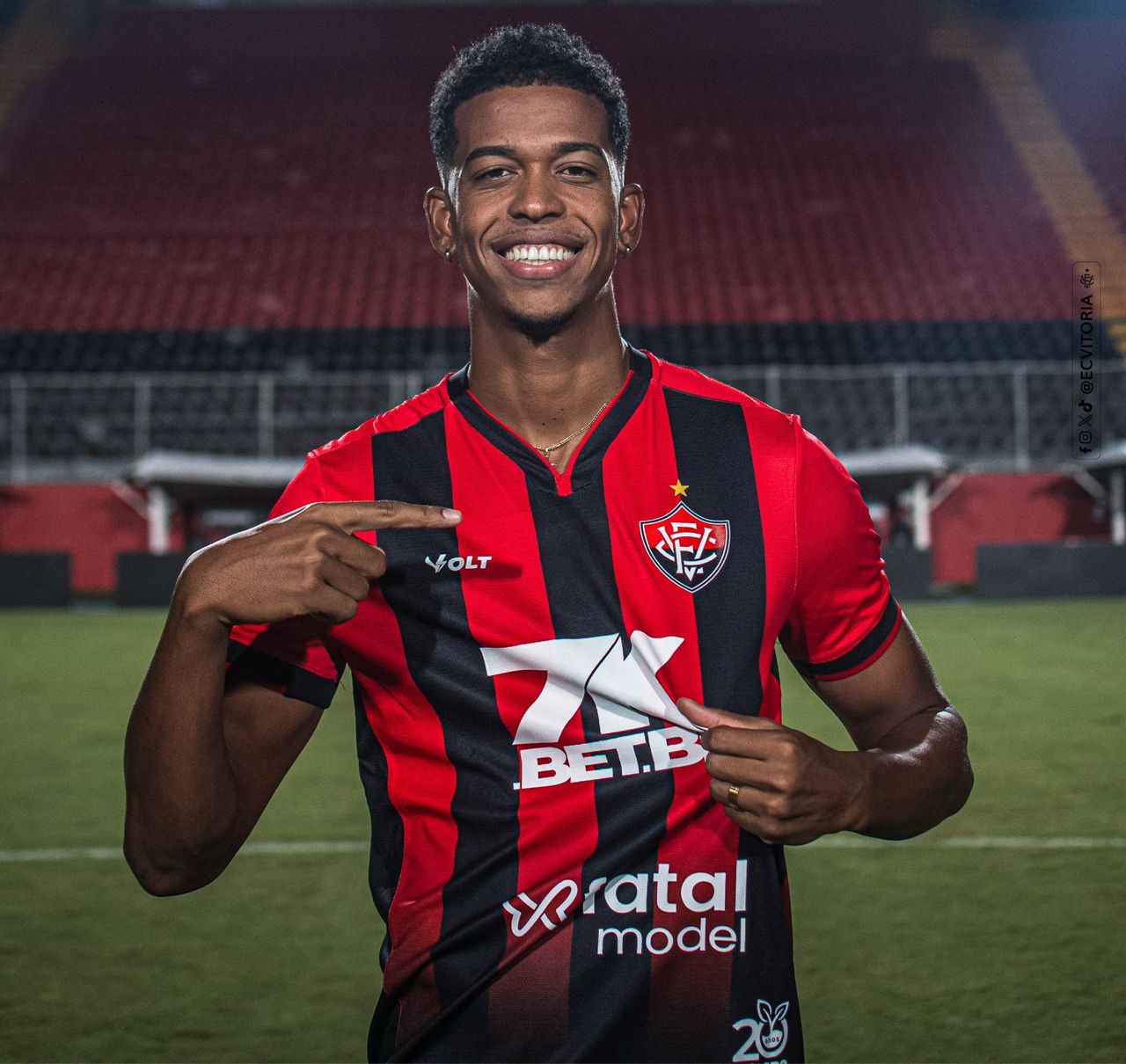 Vitória anuncia a contratação do atacante Carlinhos