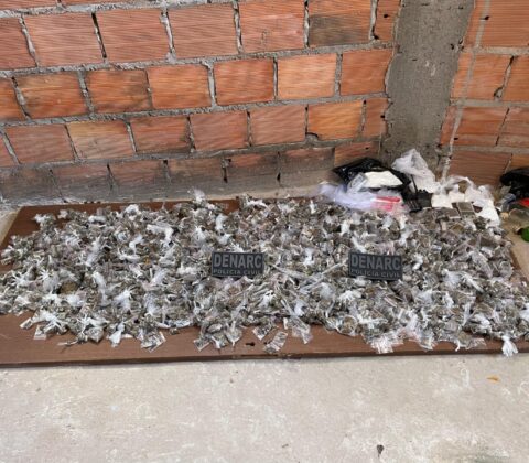 Imagem do post Polícia Civil localiza 10 kg de drogas em casa abandonada no bairro Sussuarana