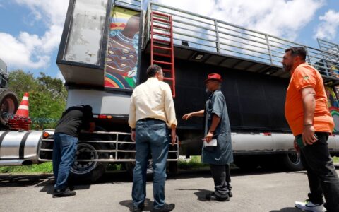 Imagem do post Trios elétricos e carros de apoio que participarão da folia passam por vistorias, em Salvador