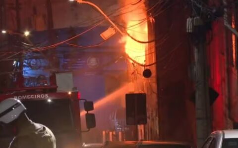 Imagem do post Incêndio de grandes proporções atinge casarão no Santo Antônio Além do Carmo