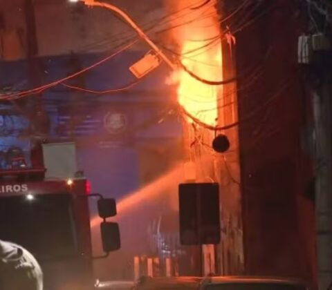 Imagem do post Incêndio de grandes proporções atinge casarão no Santo Antônio Além do Carmo