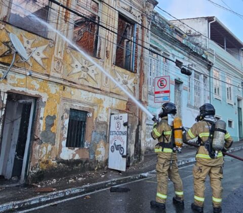 Imagem do post Corpo de Bombeiros segue fazendo rescaldo de casarão incendiado