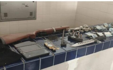 Imagem do post PM prende suspeito de tráfico e apreende armas e drogas em Aracatu