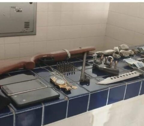 Imagem do post PM prende suspeito de tráfico e apreende armas e drogas em Aracatu