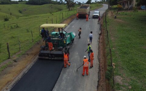 Imagem do post Prefeitura de Amargosa inicia asfaltamento de estrada que liga Córrego a Cortamão