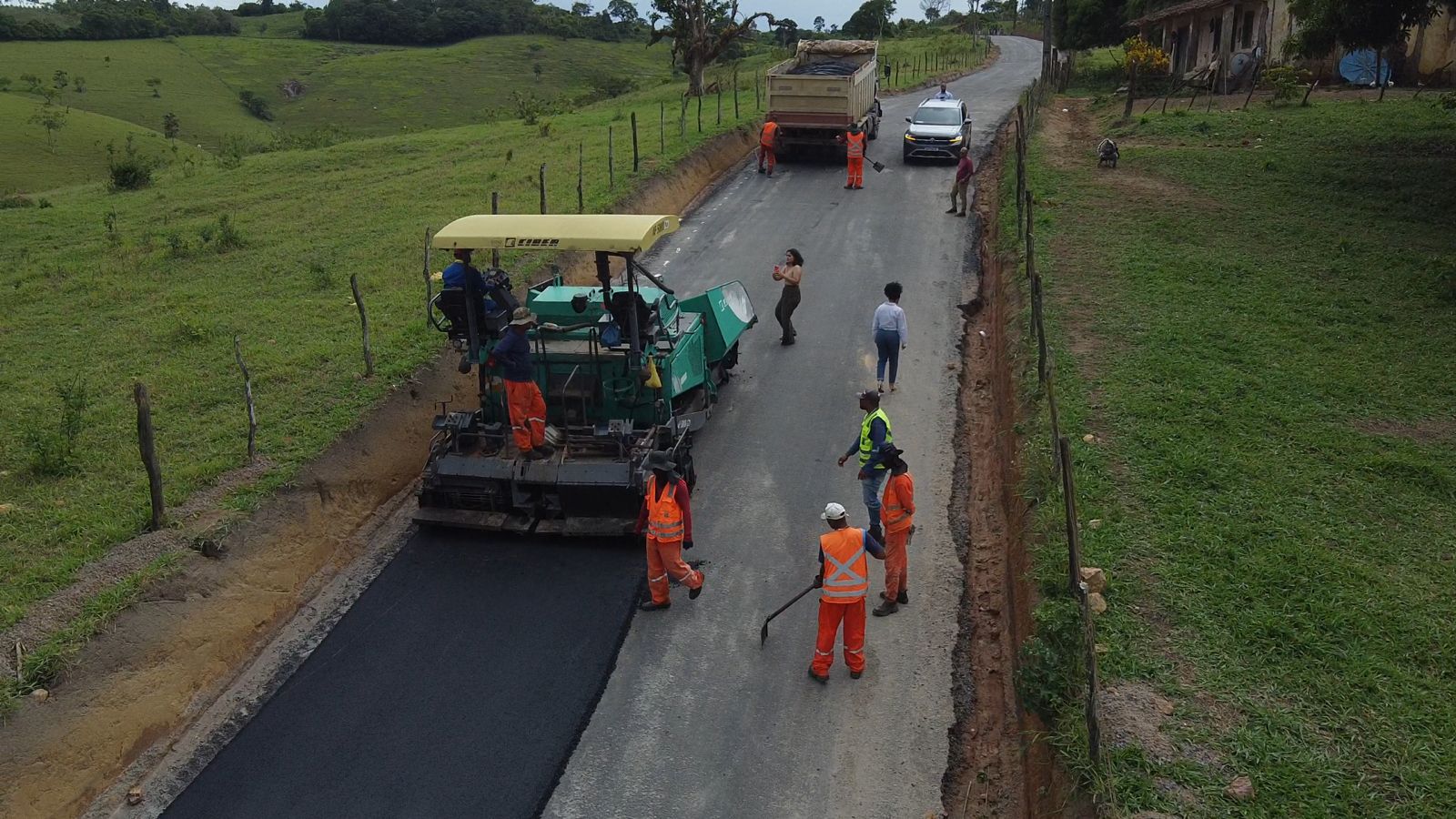 Prefeitura de Amargosa inicia asfaltamento de estrada que liga Córrego a Cortamão