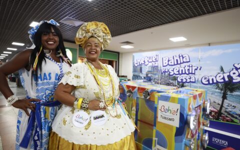 Imagem do post No Aeroporto de Salvador, receptivo da Setur-BA dá as boas-vindas aos turistas que chegam para o Carnaval 2025