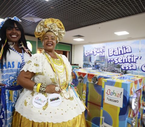 Imagem do post No Aeroporto de Salvador, receptivo da Setur-BA dá as boas-vindas aos turistas que chegam para o Carnaval 2025