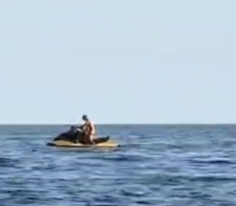 Imagem do post VÍDEO: Casal é flagrado fazendo sexo em jet ski