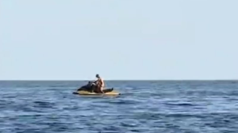 VÍDEO: Casal é flagrado fazendo sexo em jet ski