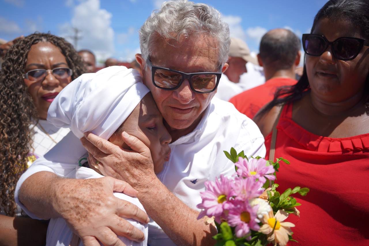 Caetano participa da Lavagem de Jauá e faz apelo para vereadores destravarem orçamento