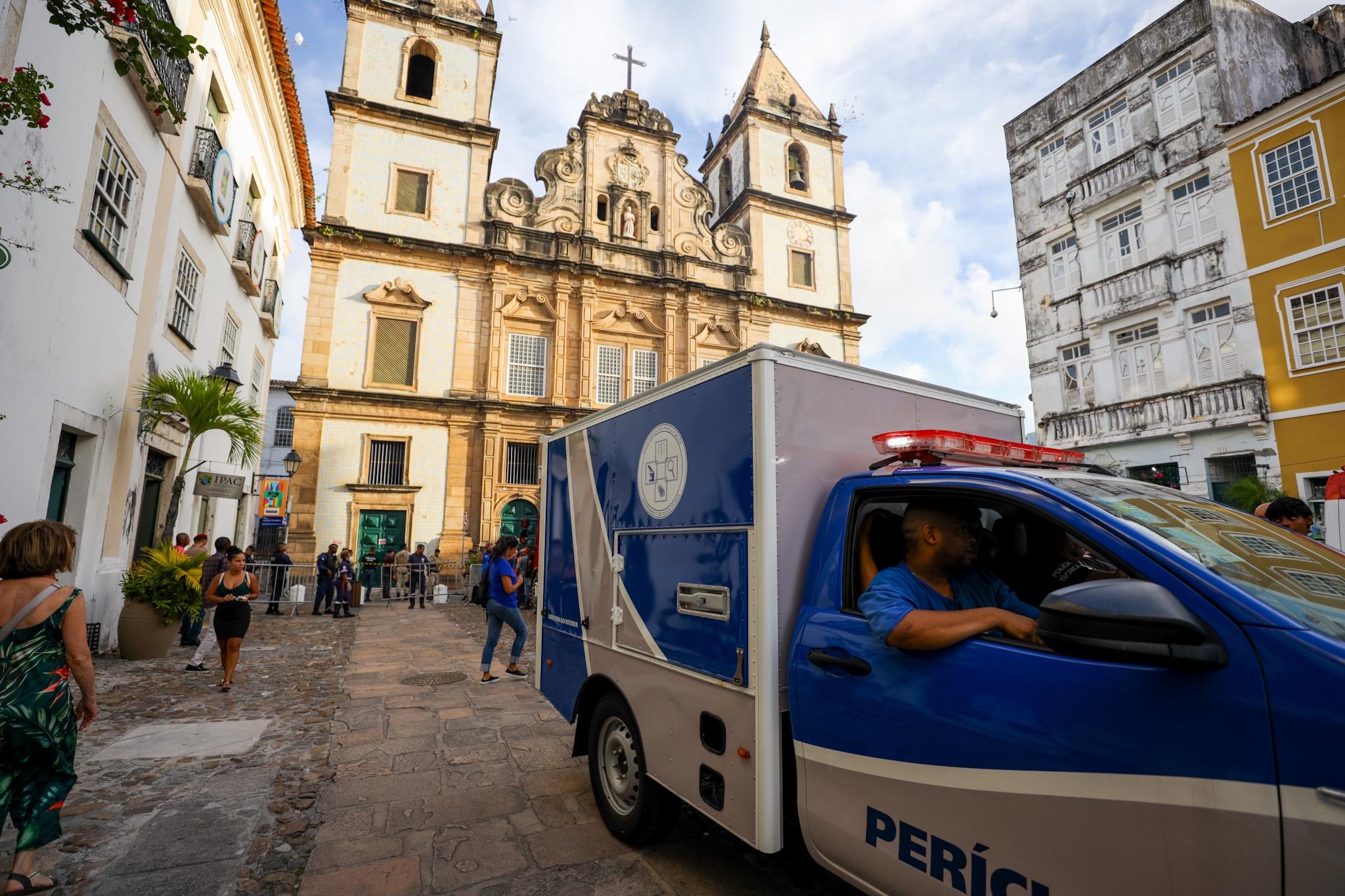 Familiares da vítima de desabamento na Igreja de São Francisco, chegam a Salvador