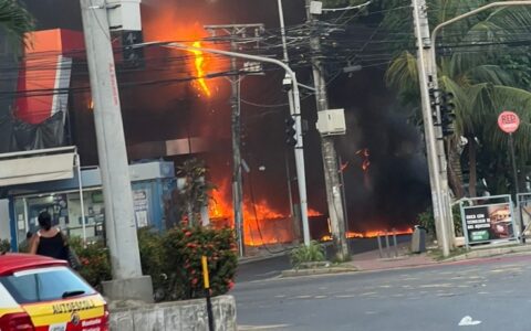 Imagem do post Urgente! Fogo atinge supermercado na Barra; veja vídeo