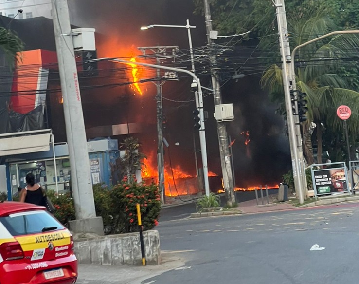 Urgente! Fogo atinge supermercado na Barra; veja vídeo