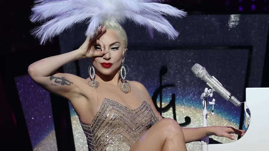 Fãs de Lady Gaga acampam nas areias de Copacabana para ver show