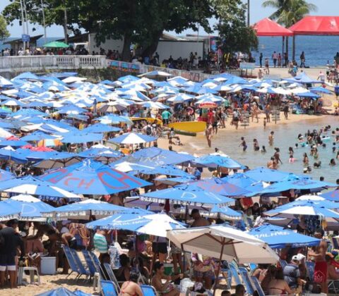 Imagem do post Barraqueiros voltam ao Porto da Barra e deixam banhistas sem espaço