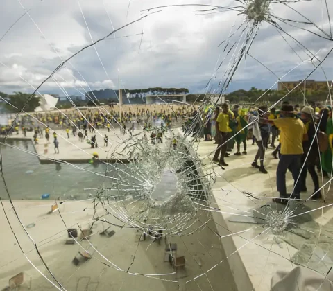Imagem do post PF prende acusado de furtar réplica da Constituição no 8 de janeiro