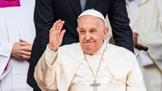 Papa Francisco apresenta melhora gradual e estável, diz Vaticano