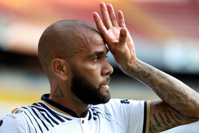 Daniel Alves é processado por clube mexicano; entenda o caso