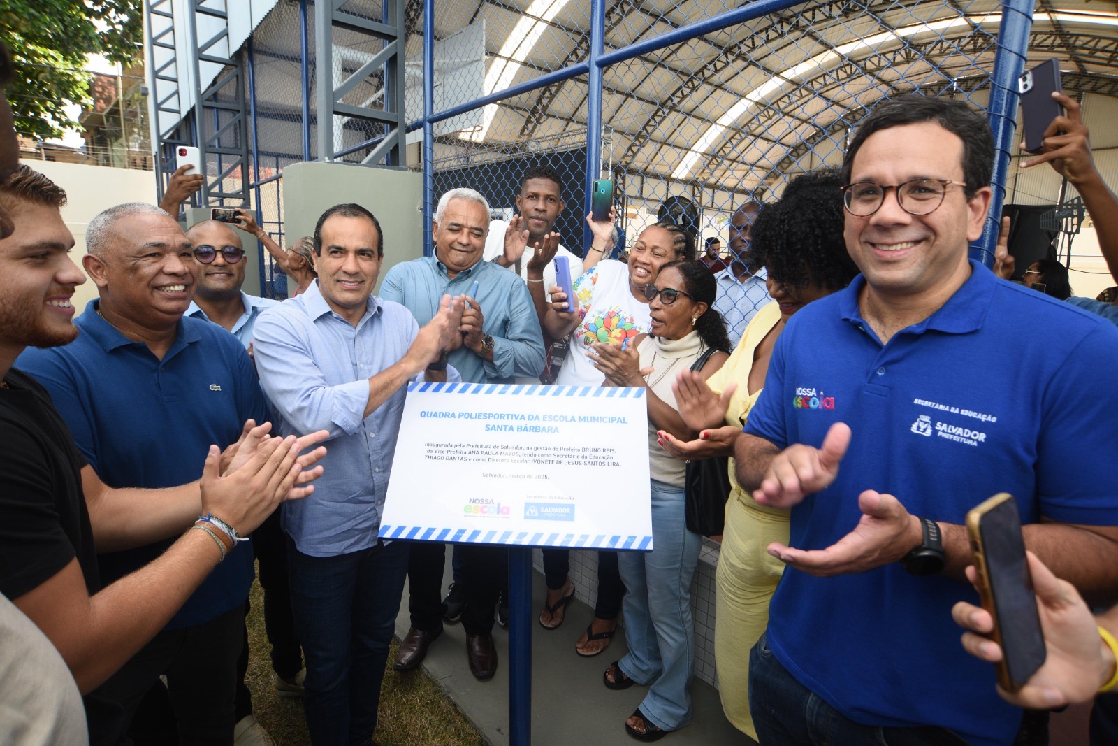 Ar-condicionado, quadra e mais: prefeitura entrega escola requalificada na Cidade Baixa