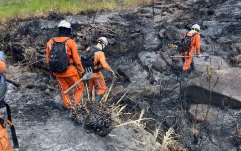 Imagem do post Incêndio no Morro do Pai Inácio é controlado; Bombeiros monitoram região