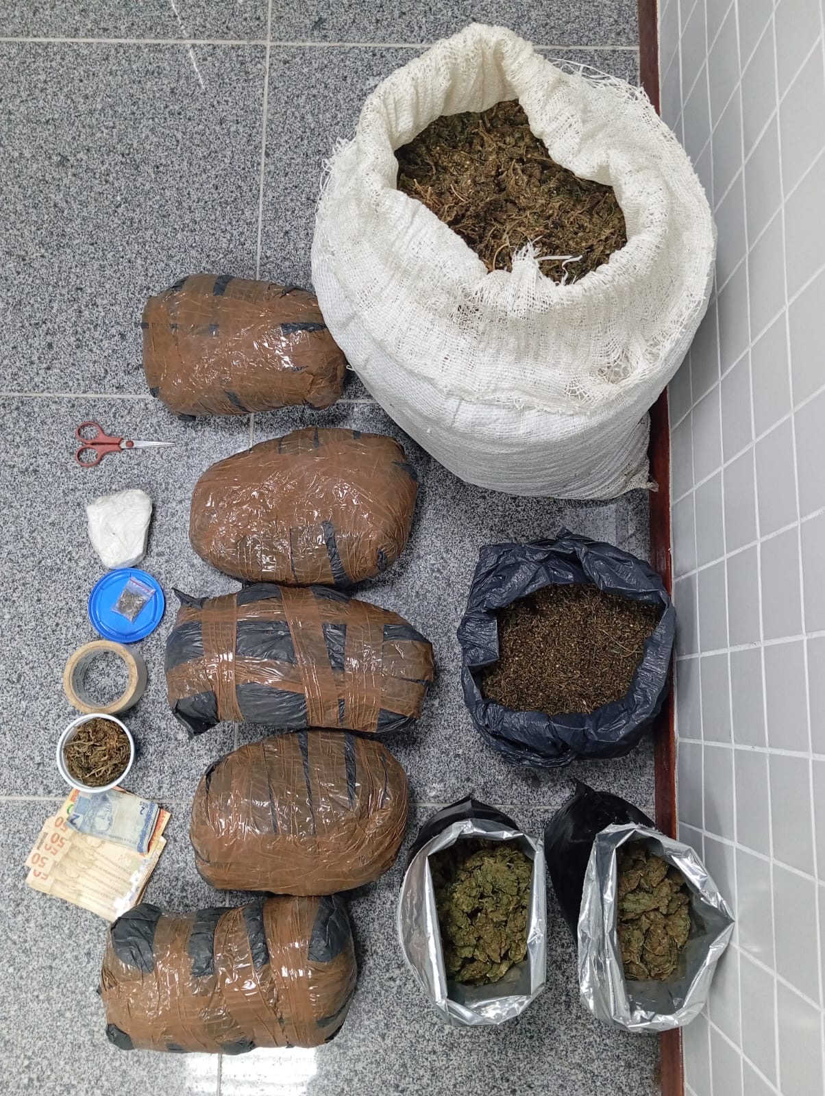 Mais de 28 kg de drogas são apreendidos pela PM