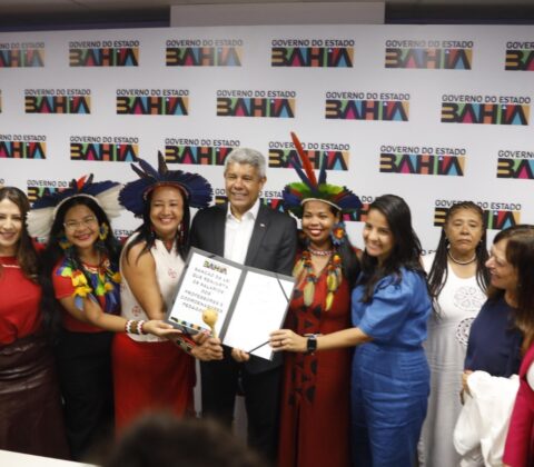 Imagem do post Jerônimo sanciona novo salário de R$ 4.965,65 para professores da Bahia