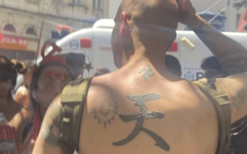 Imagem do post Foliões agridem estrangeiro com tatuagens nazistas durante bloco de carnaval