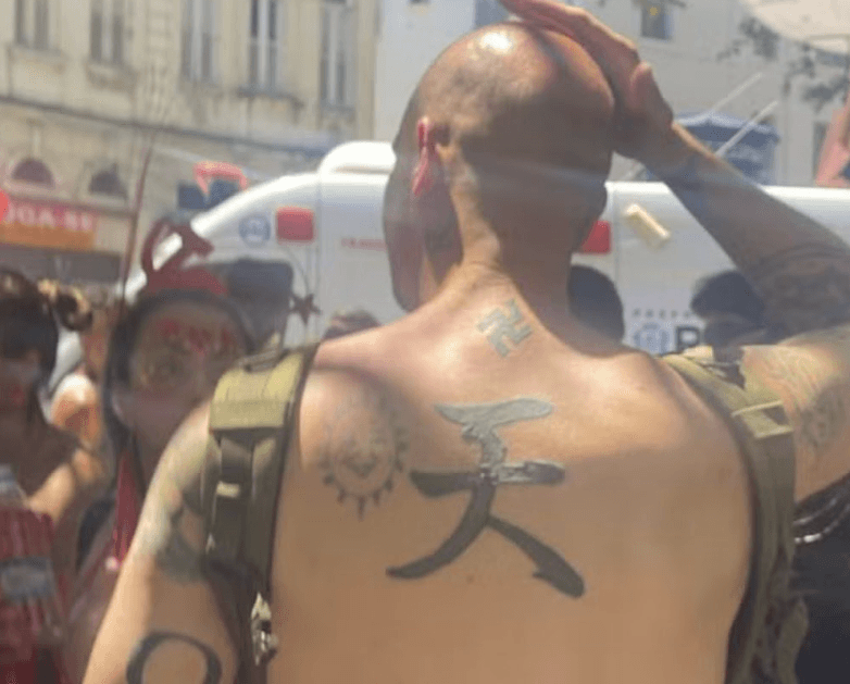 Foliões agridem estrangeiro com tatuagens nazistas durante bloco de carnaval