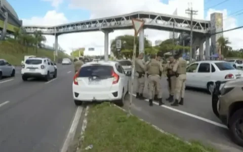 Imagem do post VÍDEO: Tiroteio na Avenida Paralela deixa dois feridos e provoca lentidão no trânsito