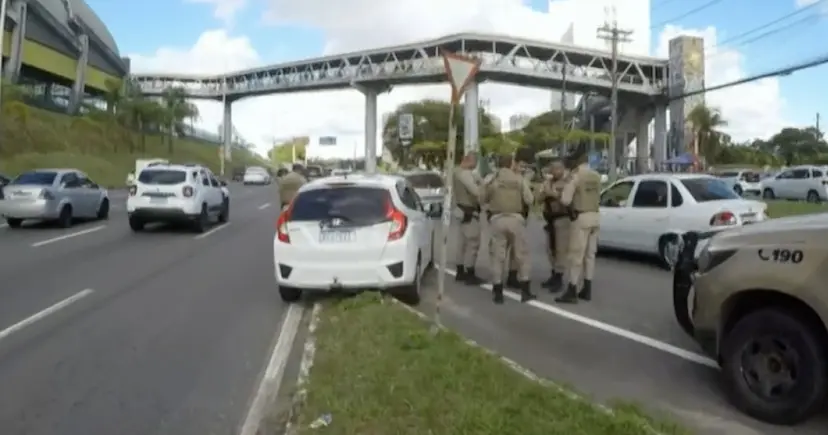 VÍDEO: Tiroteio na Avenida Paralela deixa dois feridos e provoca lentidão no trânsito