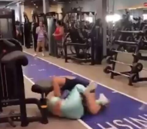 Imagem do post Ringue? Casais trocam socos e chutes em academia; veja vídeo