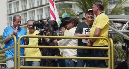 Bolsonaro reúne aliados em manifestação por anistia