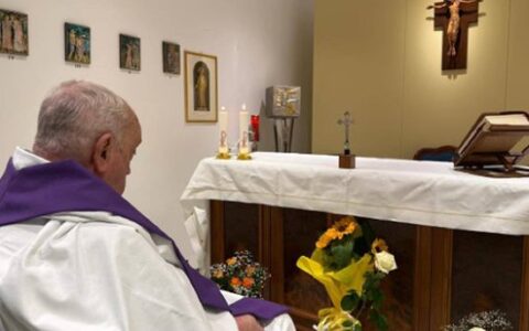 Imagem do post Vaticano divulga primeira foto do Papa Francisco após internação