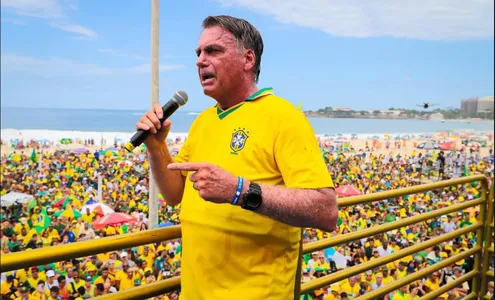 Em ato no Rio de Janeiro, Bolsonaro afirma que não fugirá do país