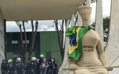 Imagem do post Mulher que pichou estátua do STF deixa prisão