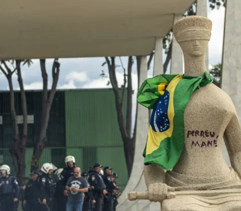 Imagem do post Mulher que pichou estátua do STF deixa prisão