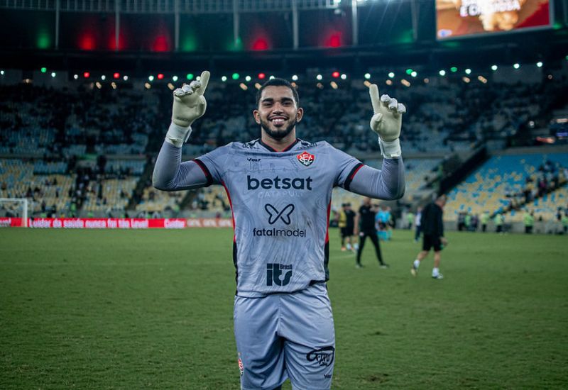 Vitória renova contrato com goleiro Lucas Arcanjo até 2028