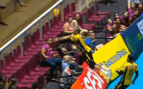 Imagem do post VÍDEO: Jogador de vôlei salva bola inacreditável, mas acaba se machucando