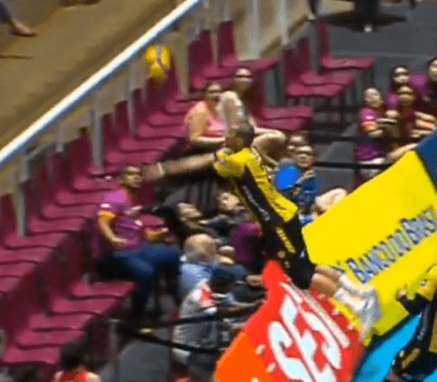 Imagem do post VÍDEO: Jogador de vôlei salva bola inacreditável, mas acaba se machucando