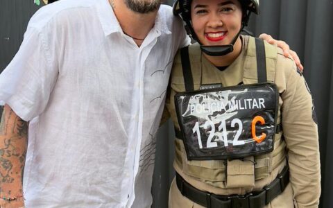 Imagem do post PM fã de Saulo ganha homenagem dos foliões durante patrulha e viraliza