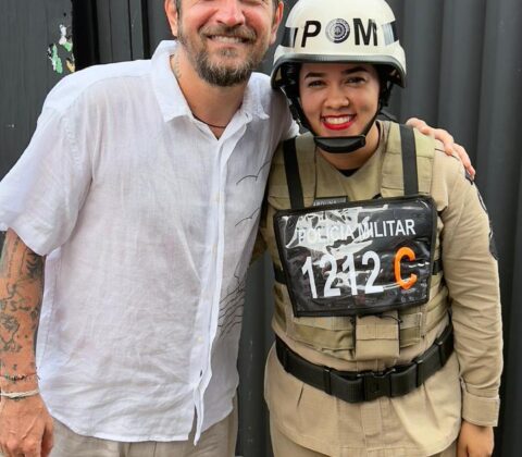 Imagem do post PM fã de Saulo ganha homenagem dos foliões durante patrulha e viraliza