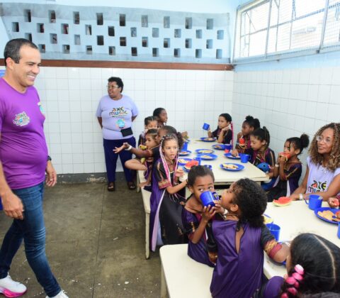 Imagem do post Bruno Reis e delegação nigeriana visitam centro de acolhimento para filhos de ambulantes no Carnaval