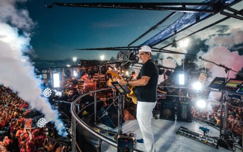 Imagem do post Bloco “Me Abraça” faz primeiro desfile em 2025 e encanta foliões na Barra-Ondina