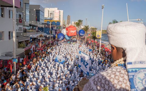 Imagem do post Tapete Branco dos Filhos de Gandhy toma conta do Circuito Barra-Ondina no penúltimo dia do Carnaval de Salvador