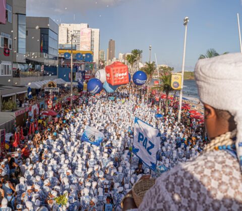 Imagem do post Tapete Branco dos Filhos de Gandhy toma conta do Circuito Barra-Ondina no penúltimo dia do Carnaval de Salvador