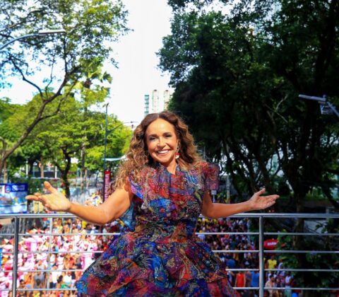 Imagem do post No último dia da folia, a Rainha do Axé celebra 40 anos de história, exalta a pipoca e reforça a democracia do Carnaval