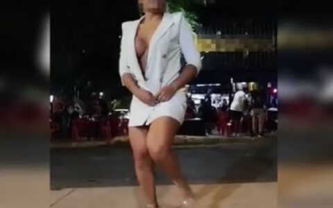Imagem do post Vídeo: Mulher fica nua na frente de delegacia durante Carnaval