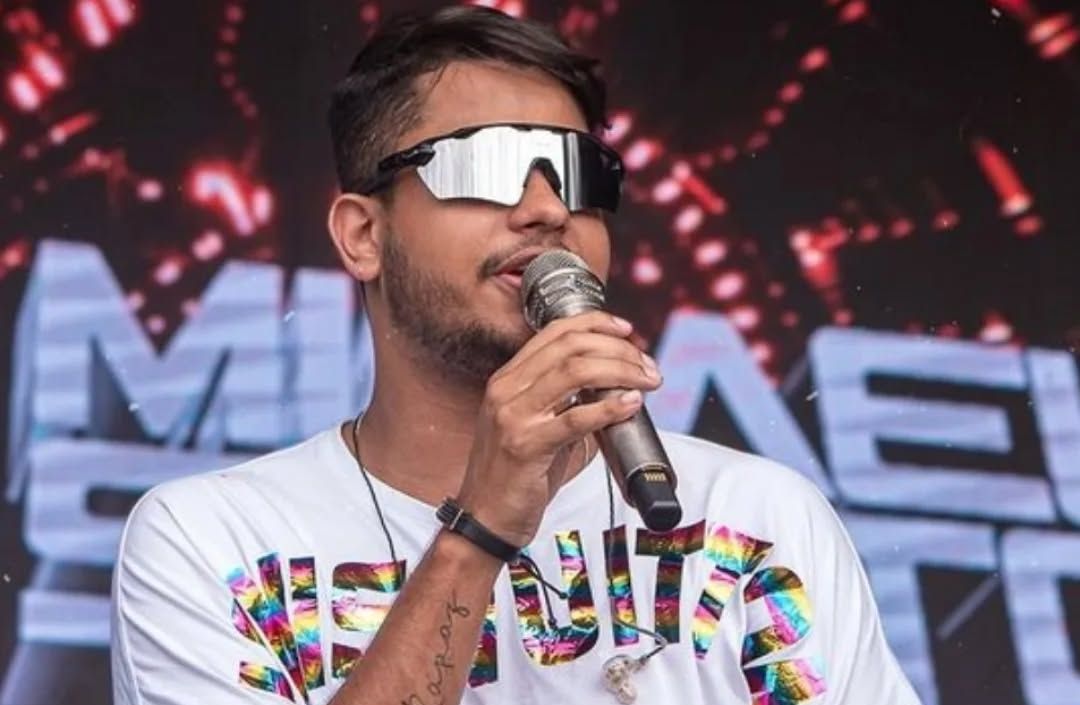 Cantor Mikael Santos celebra meio milhão de ouvintes mensais no Spotify