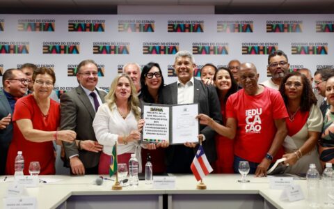 Imagem do post Estado e APLB formalizam acordo de reajuste salarial para professores da Educação Básica da Bahia